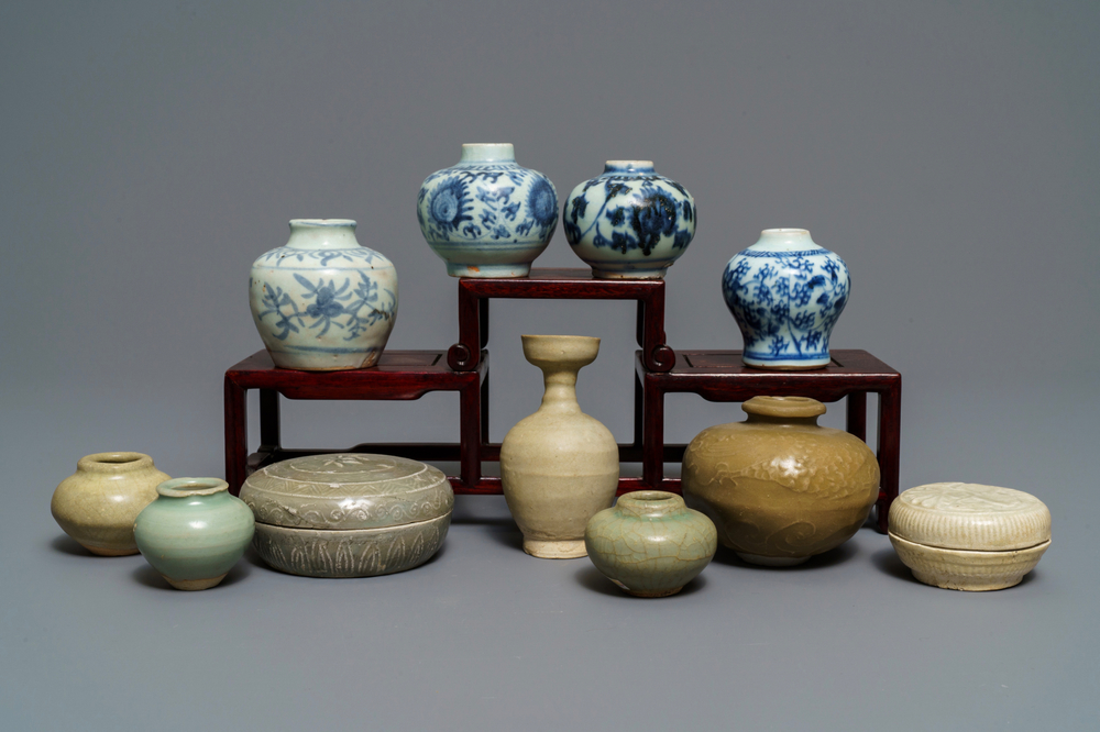 Une collection de 11 pi&egrave;ces en gr&egrave;s porcelaineux, Chine et Asie du Sud-Est, Song et apr&egrave;s