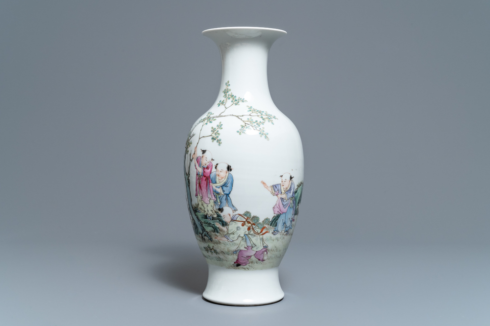 Un vase en porcelaine de Chine famille rose &agrave; d&eacute;cor de gar&ccedil;ons jouants, marque de Hongxian, R&eacute;publique