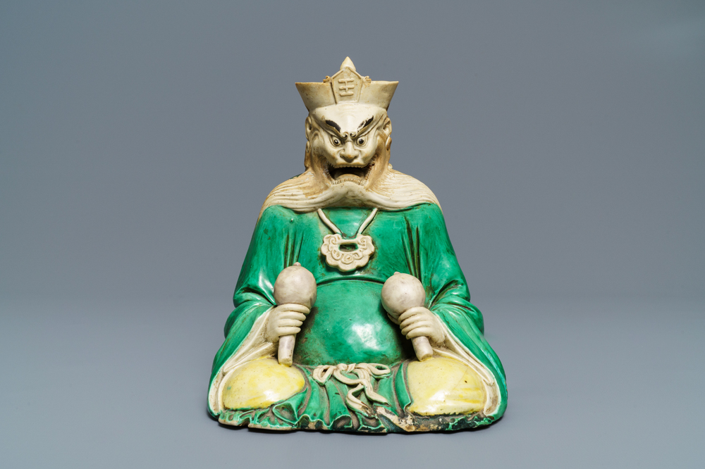 Een Chinese verte biscuit figuur van Yanluo, Kangxi