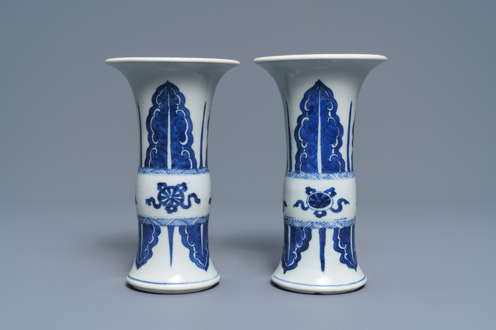 Une paire de vases de forme 'gu' en porcelaine de Chine bleu et blanc, Kangxi