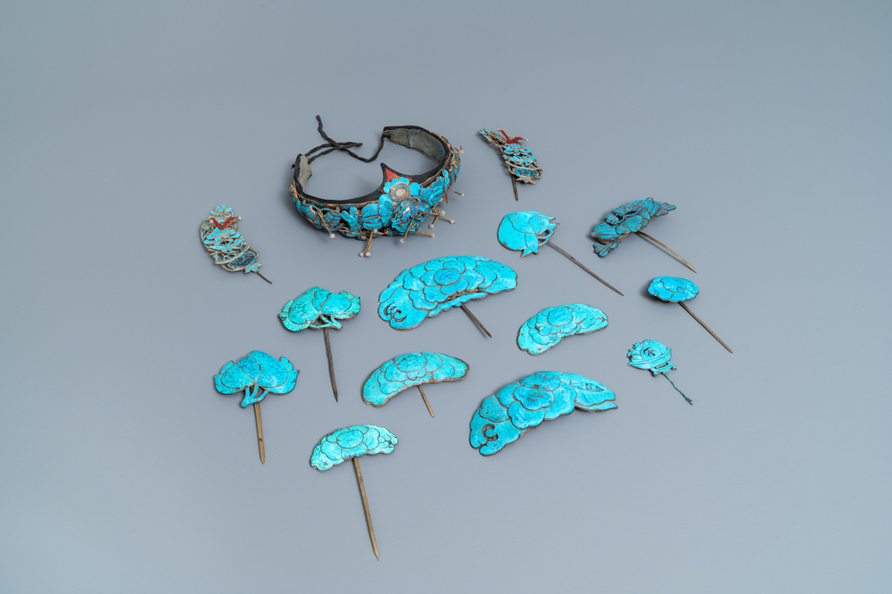 A Chinese kingfisher feather tiara and 13 hairpins, 19/20th C.