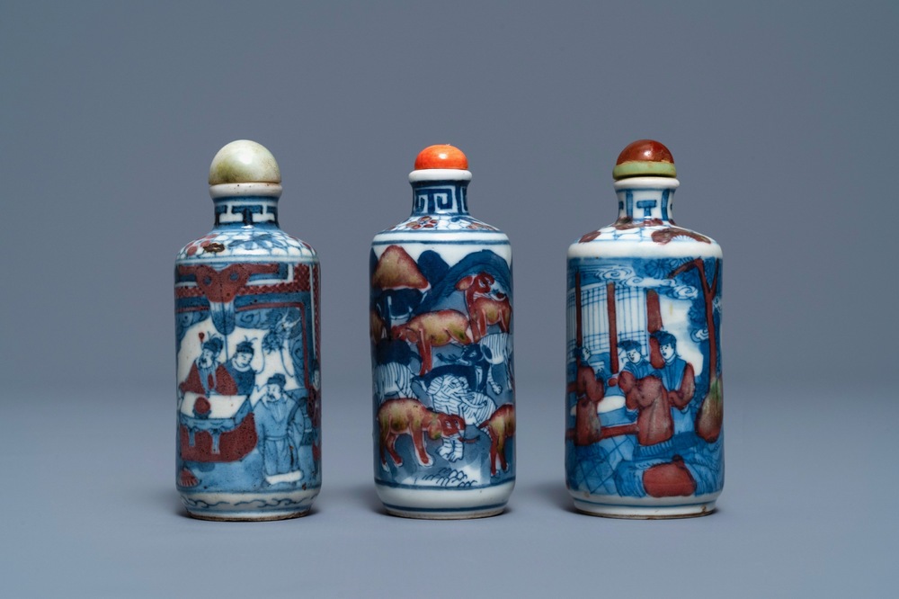 Trois tabati&egrave;res en porcelaine de Chine bleu, blanc et rouge, marques de Yongzheng, 19&egrave;me