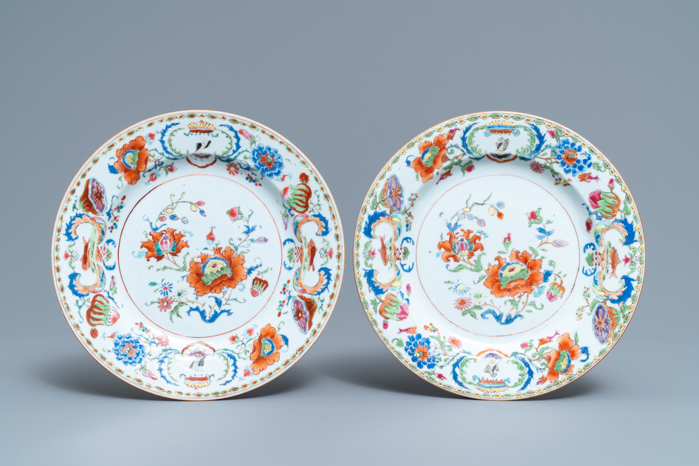 Une paire d'assiettes en porcelaine de Chine famille rose &agrave; d&eacute;cor 'Pompadour', Qianlong