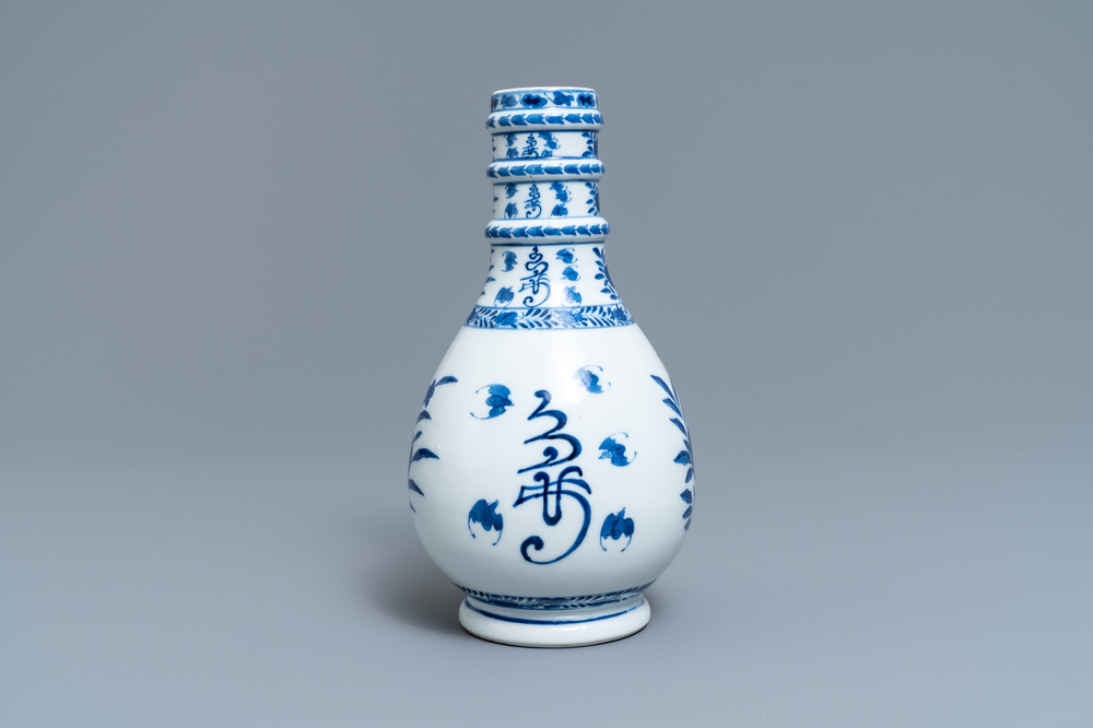 Een Chinese blauw-witte flesvormige vaas, Kangxi merk, 19e eeuw