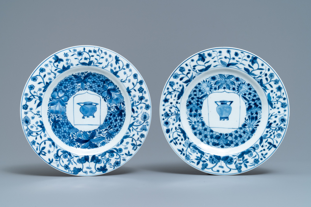 Une paire d'assiettes en porcelaine de Chine bleu et blanc aux armes de 'Potken', Kangxi