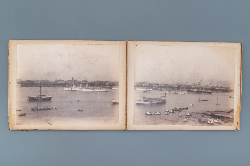 Un album de neuf photos argentiques dont une vue panoramique du Bund &agrave; Shanghai, Chine, dat&eacute; 1899