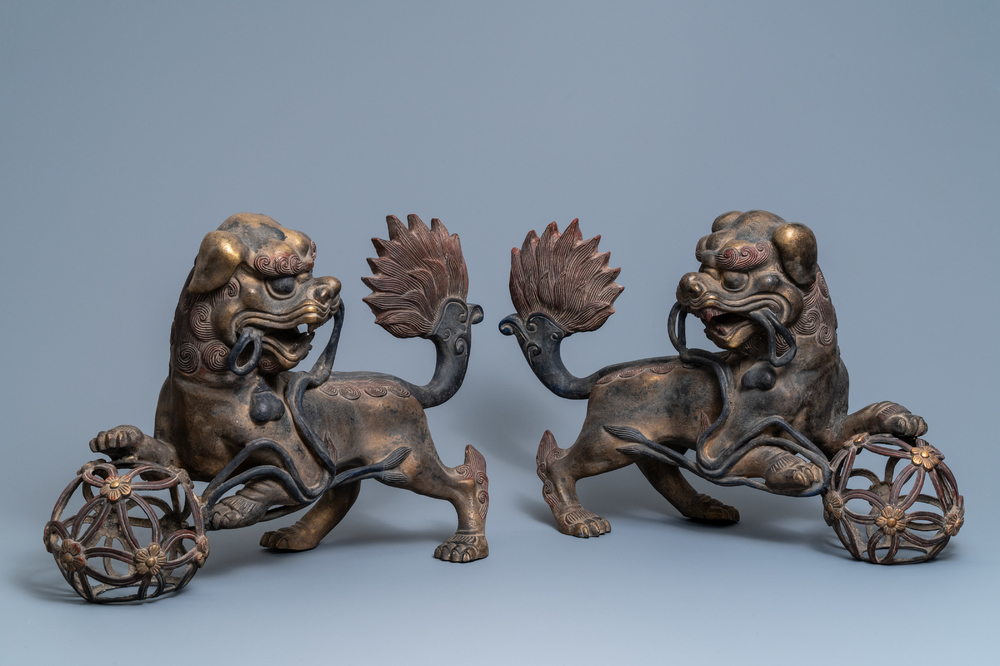 Une paire de grands mod&egrave;les de lions bouddhistes en bronze dor&eacute; et laqu&eacute;, Chine, 19&egrave;me