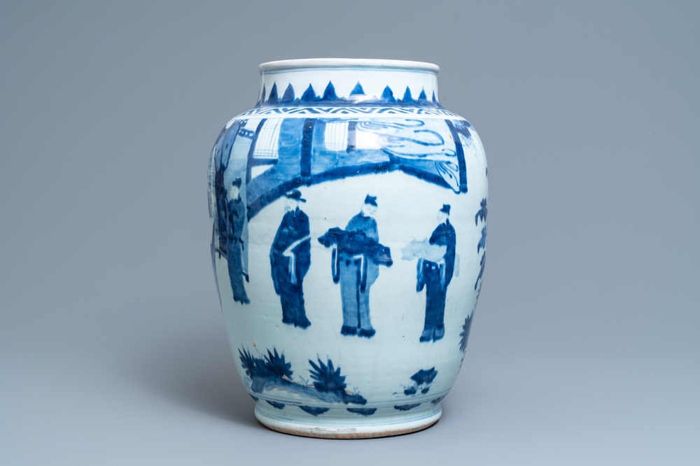 Een grote Chinese blauw-witte vaas met figuratief decor, Transitie periode