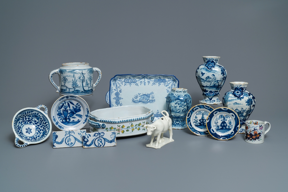 Een gevarieerde collectie blauw-wit Delfts en ander aardewerk, 18e eeuw en later