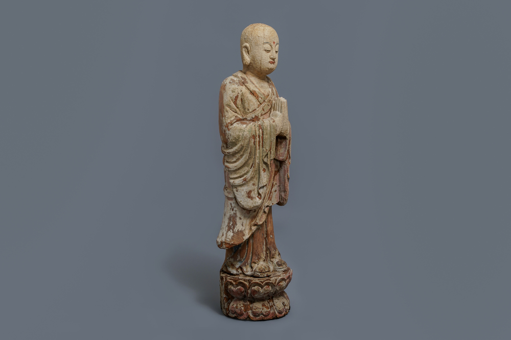 Een Chinese beschilderde houten figuur van een Boeddhistische monnik, 19e eeuw