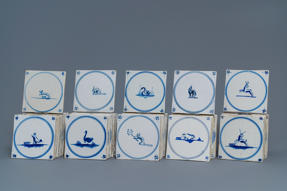 54 blauw-witte Delftse tegels met dieren in medaillons, 18/19e eeuw