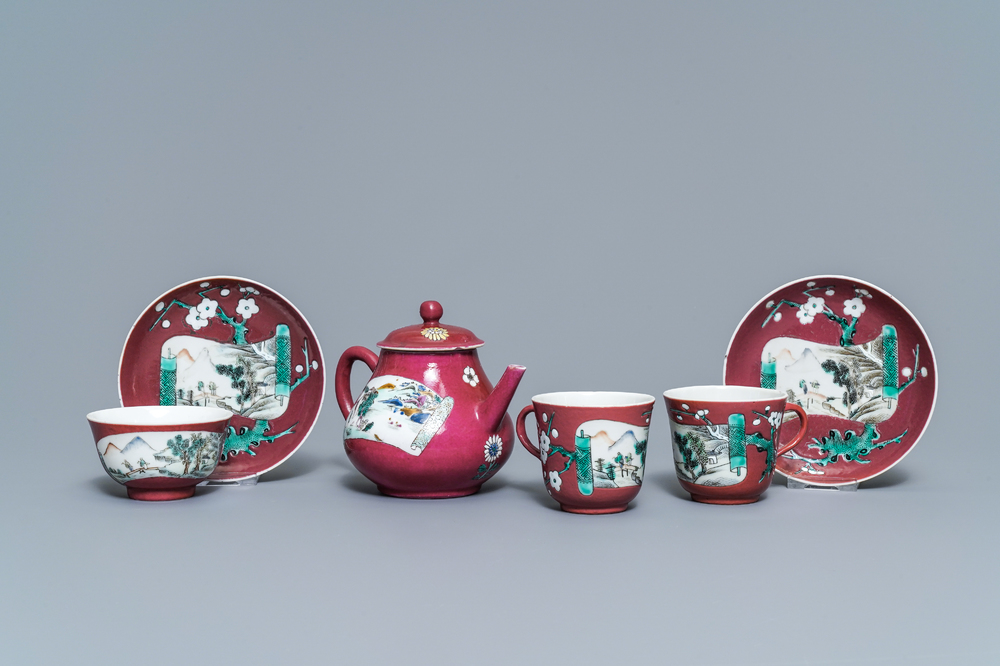 Une th&eacute;i&egrave;re, trois tasses et deux soucoupes en porcelaine de Chine &agrave; fond rouge rubis, Yongzheng
