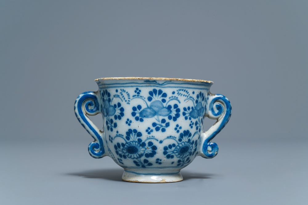 Une tasse &agrave; deux anses en fa&iuml;ence de Delft en bleu et blanc, 18&egrave;me