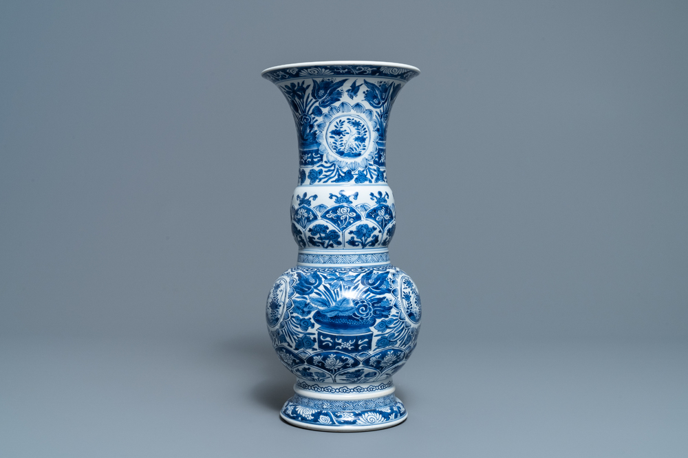 Een Chinese blauw-witte vaas met floraal decor, Kangxi