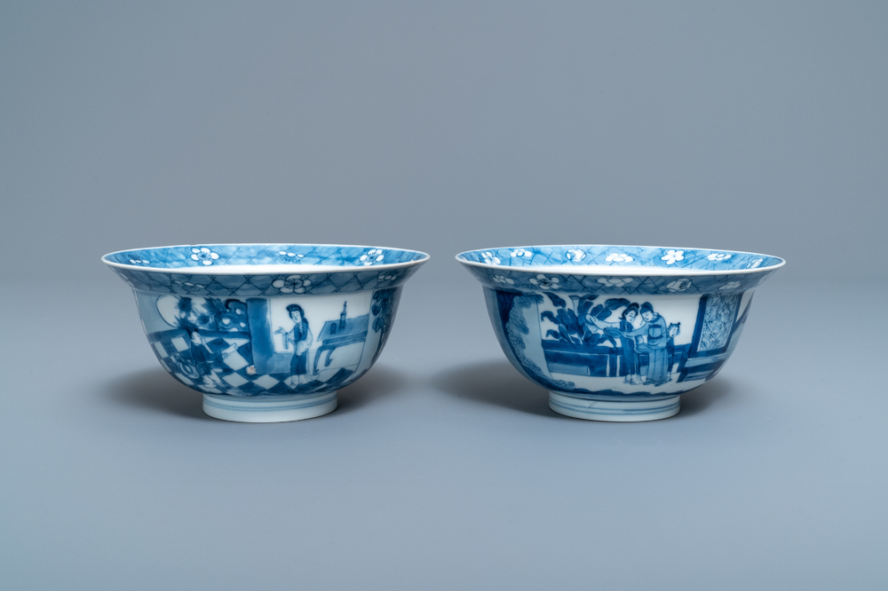 Deux bols de type klapmuts en porcelaine de Chine bleu et blanc, marque et &eacute;poque de Kangxi