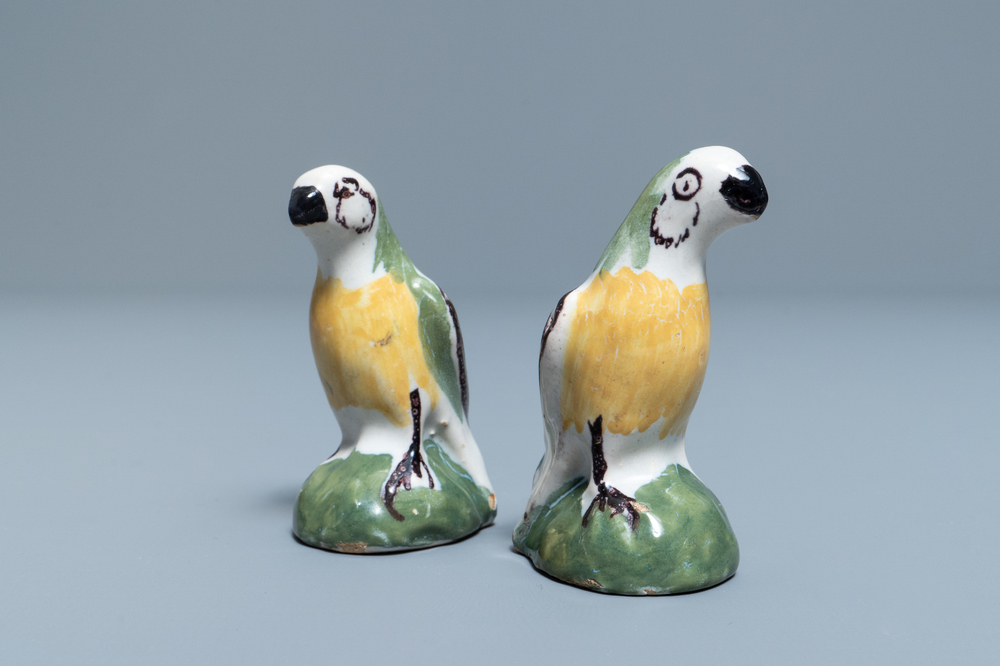 Une paire de mod&egrave;les miniatures de perroquets en fa&iuml;ence polychrome de Delft, 18&egrave;me