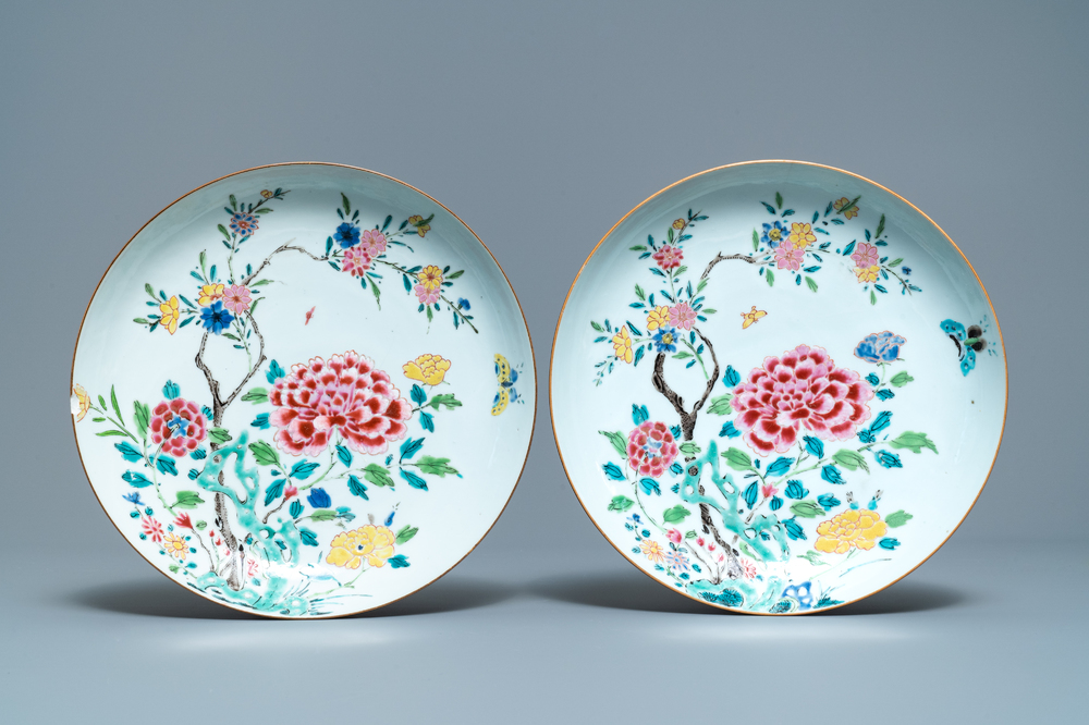 Une paire de plats en porcelaine de Chine famille rose, Qianlong
