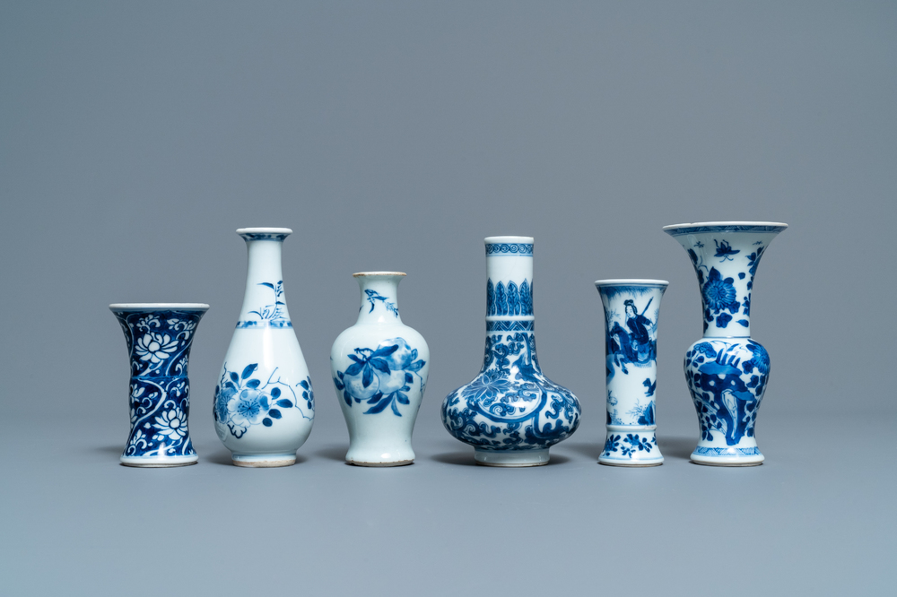 Six petits vases en porcelaine de Chine bleu et blanc, Kangxi