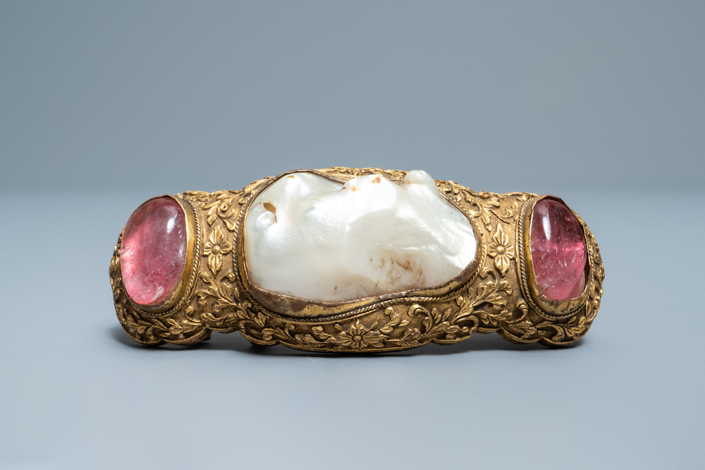 Un boucle de ceinture en bronze dor&eacute; incrust&eacute; d'un perle baroque en nacre et de quartz rose, Ming