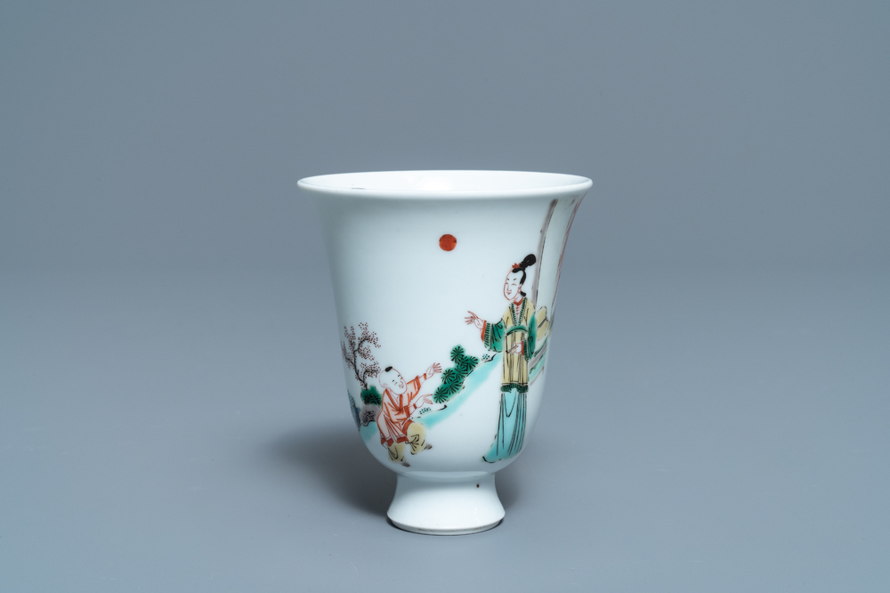 Une tasse &agrave; vin en porcelaine de Chine famille verte, Kangxi