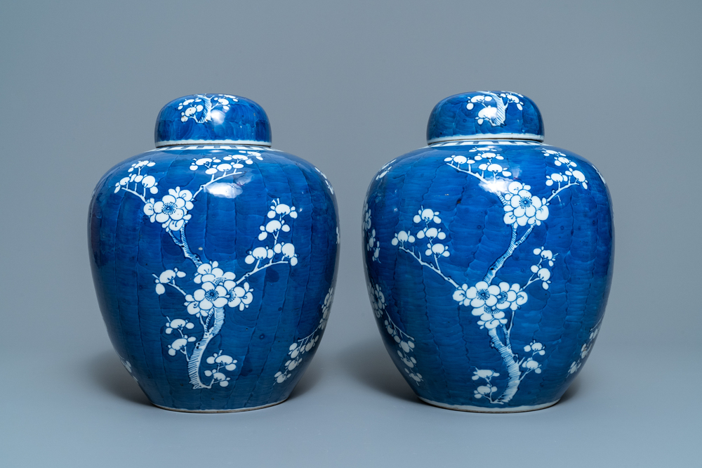 Une paire de pots couverts en porcelaine de Chine en bleu et blanc, 19&egrave;me
