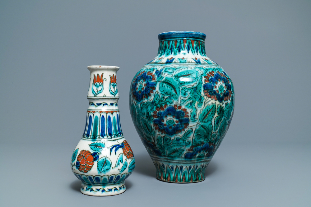 Twee vazen in Iznik-stijl, Porceleyne Fles, Delft, 1e helft 20e eeuw