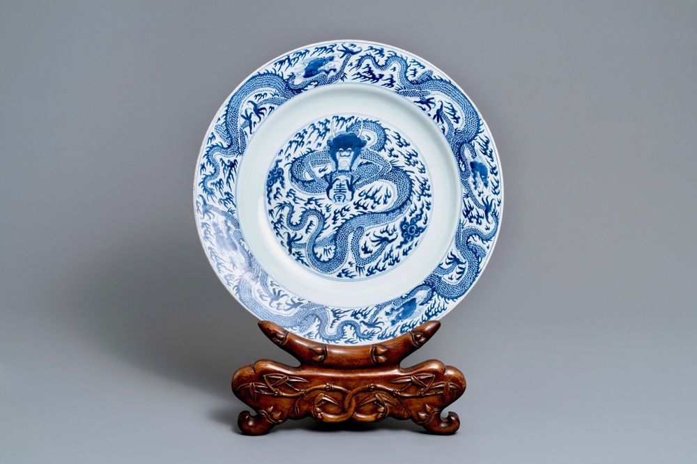 Een kapitale Chinese blauw-witte schotel met een draak, Kangxi