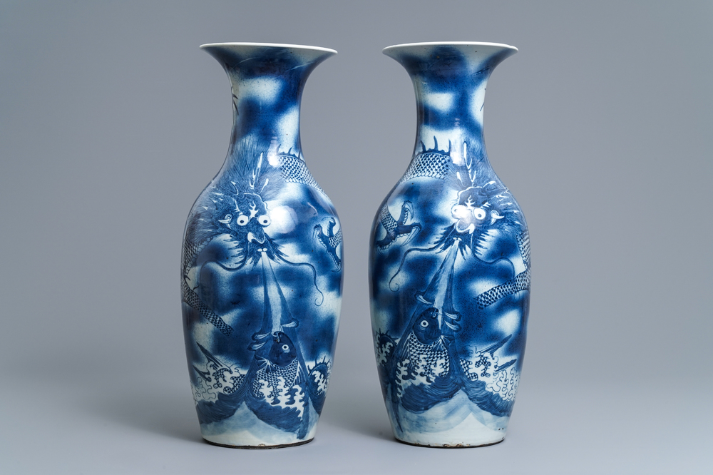 Een paar Chinese blauw-witte vazen met draken en karpers, 19e eeuw