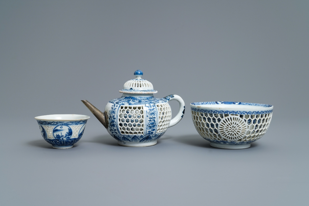 Une th&eacute;i&egrave;re et deux bols ajour&eacute;es &agrave; doubles parois en porcelaine de Chine bleu et blanc, &eacute;poque Transition