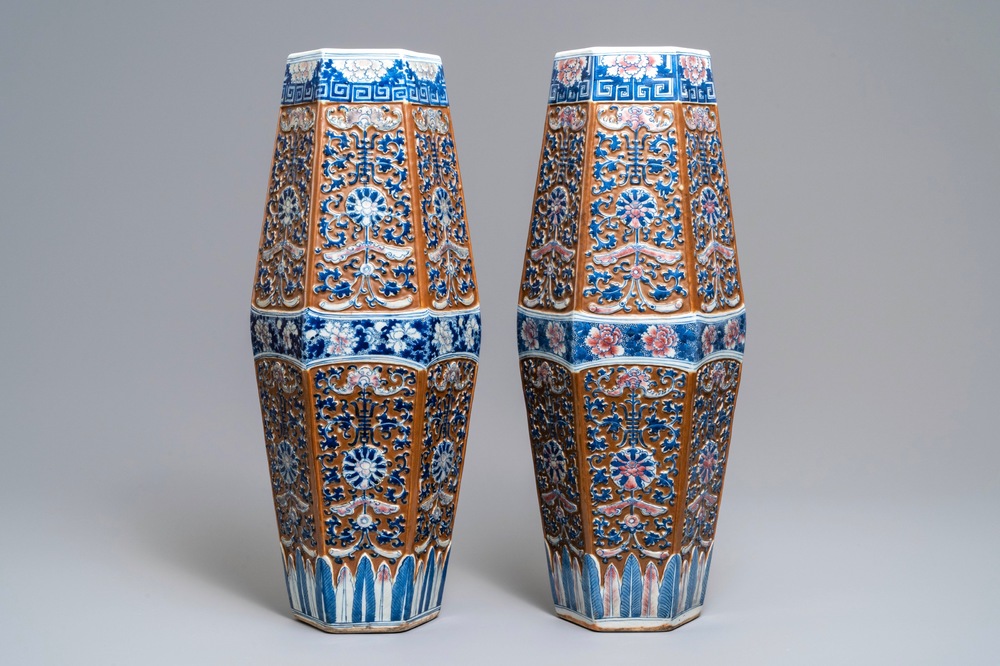 Une paire de vases de forme hexagonale en porcelaine de Chine bleu, blanc et rouge sur fond brun, 19&egrave;me