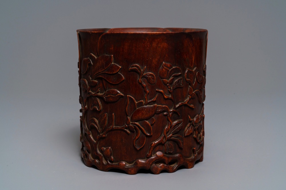 Een Chinese houten penselenbeker met magnoliadecor, wellicht Qing
