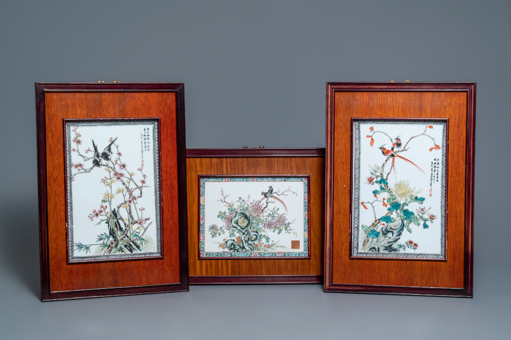 Drie Chinese famille rose plaquettes met vogels bij bloesems, 2e helft 20e eeuw
