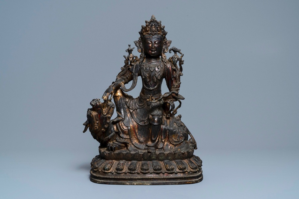 Un grand groupe en bronze figurant Guanyin sur un dragon, Chine, prob. Ming