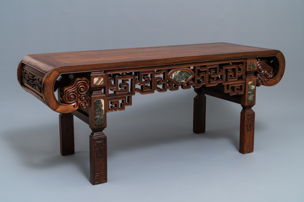 Een lage Chinese afgeronde langwerpige tafel, 19/20e eeuw