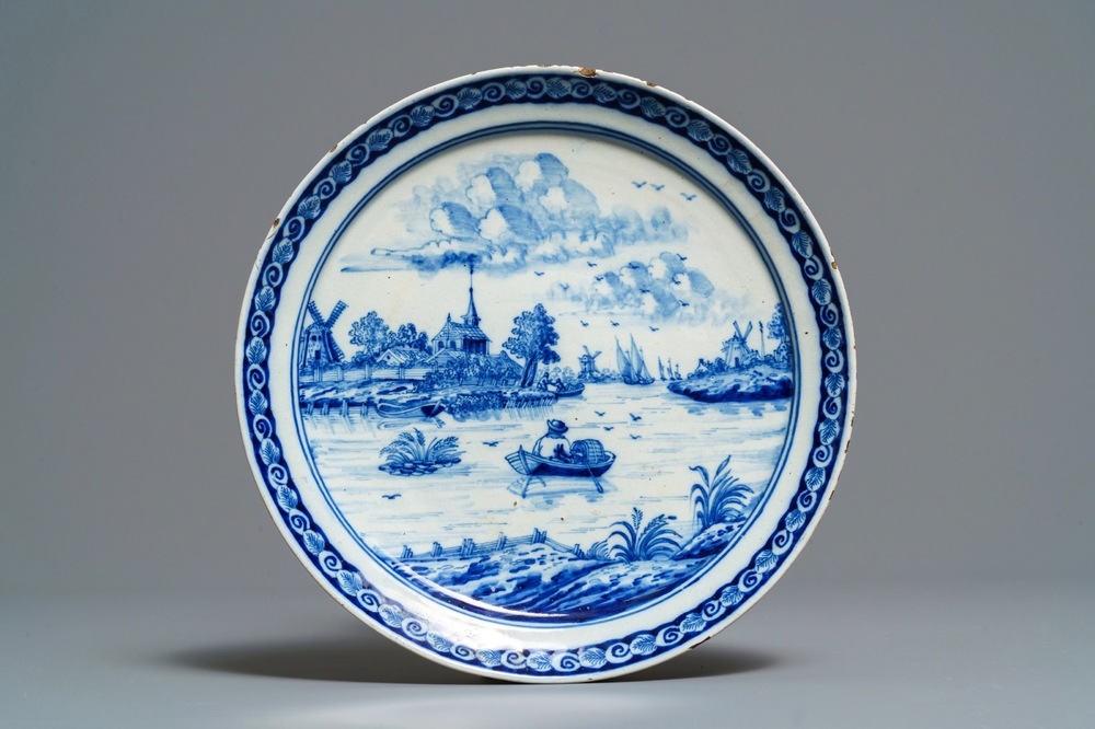 Een blauw-wit Delfts bord met een fijn rivierlandschap, 18e eeuw