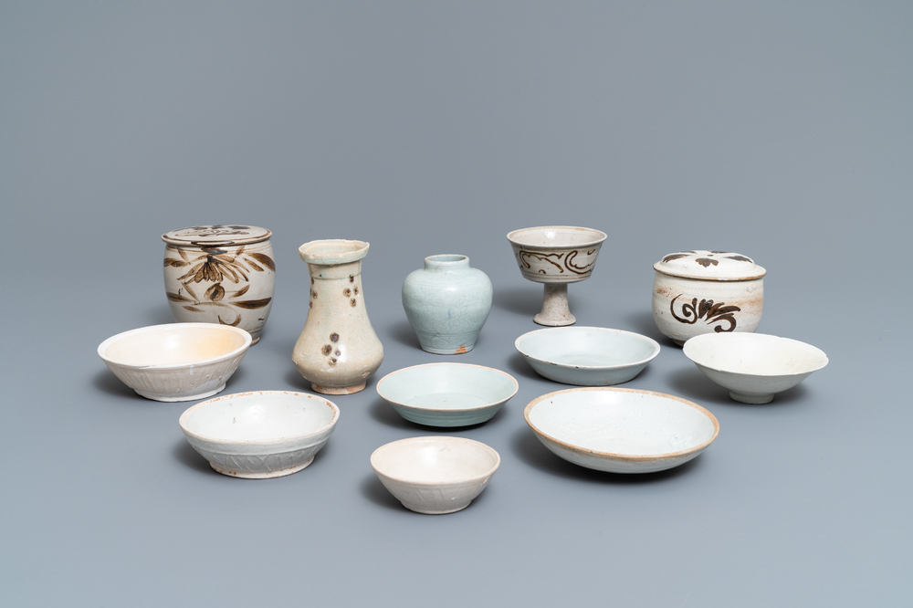 Een collectie van 12 Chinese Cizhou en qingbai stukken, Song, Yuan en later