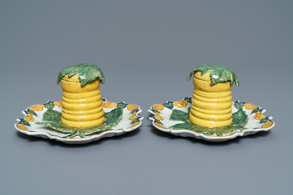 Une paire de pots &agrave; miel en fa&iuml;ence polychrome de Delft sur leurs supports, 18&egrave;me