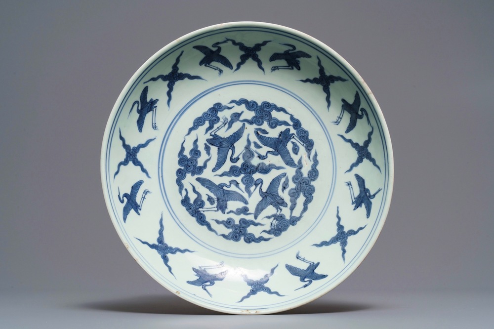 Un plat en porcelaine de Chine bleu et blanc &agrave; d&eacute;cor de grues, marque 'fui gui chang ming', Jiajing