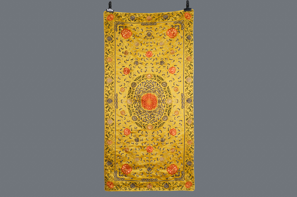 Une nappe d'autel en soie brod&eacute;e &agrave; fond jaune &agrave; d&eacute;cor floral, Chine, 18/19&egrave;me