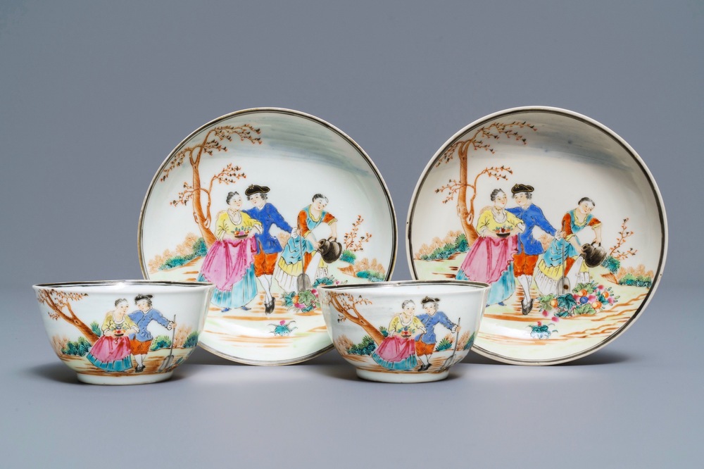 Een paar Chinese famille rose koppen en schotels met Europees decor, Qianlong