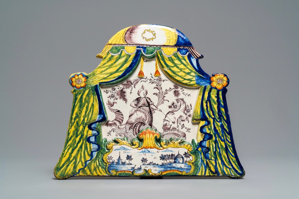 Une grande plaque en fa&iuml;ence polychrome de Delft &agrave; d&eacute;cor d'un Turc fumant, 18&egrave;me