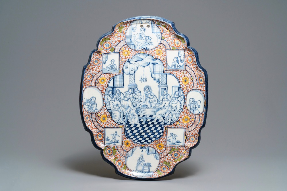 Une grande plaque en fa&iuml;ence polychrome de Delft &agrave; d&eacute;cor de 'La Sc&egrave;ne', 18&egrave;me