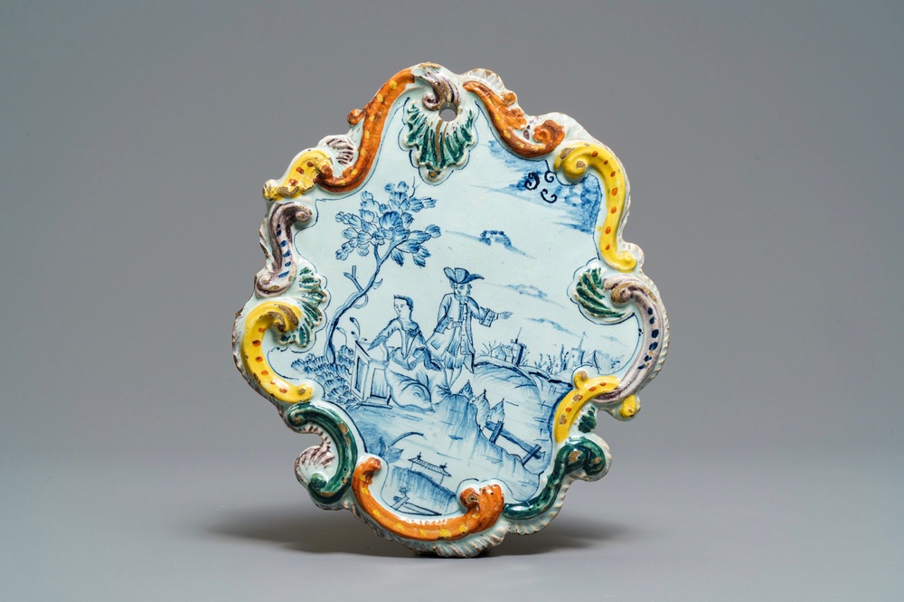 Une plaque en fa&iuml;ence de Delft &agrave; bordure en technique mixte, 18&egrave;me