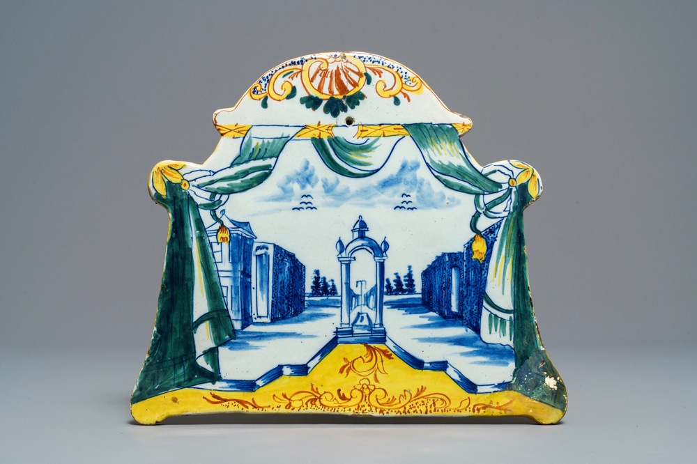Een polychrome Delftse plaquette met een landschap in draperie&euml;n, 18e eeuw