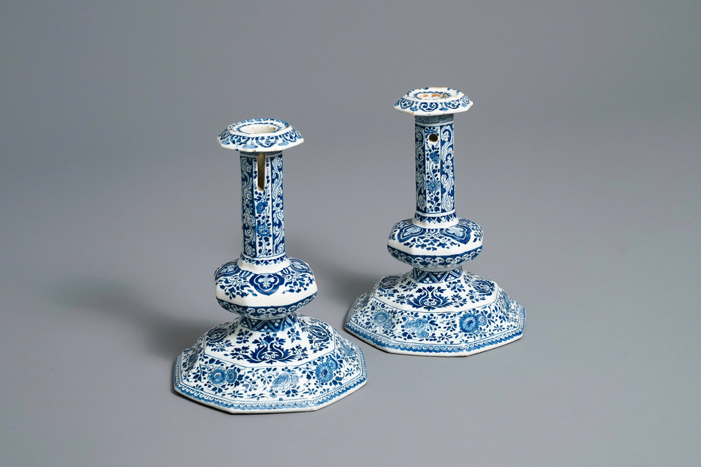 Een zeldzaam paar blauw-witte Delftse kandelaars, 17/18e eeuw (naar tefaf)