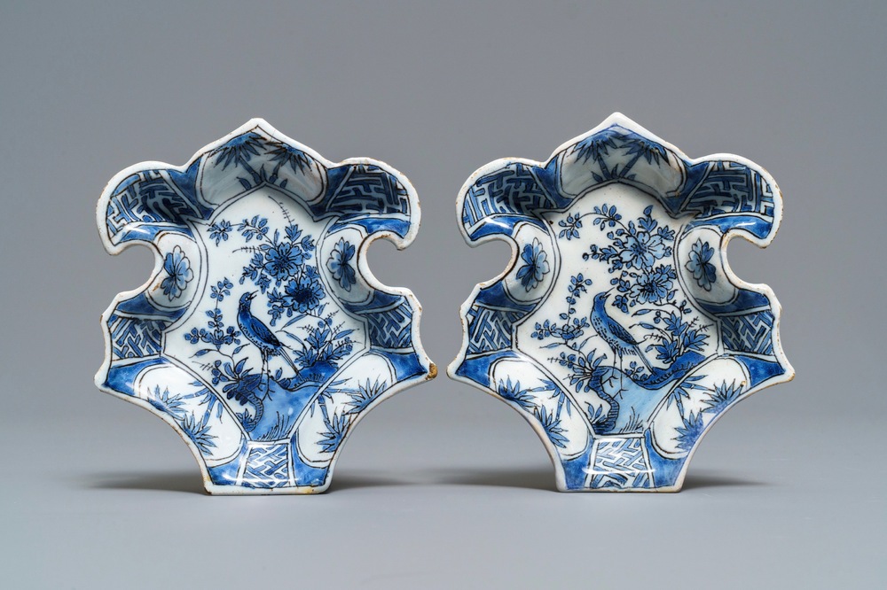Une paire de coupes d'un ensemble &agrave; hors d'oeuvres en fa&iuml;ence de Delft en bleu et blanc, fin du 17&egrave;me