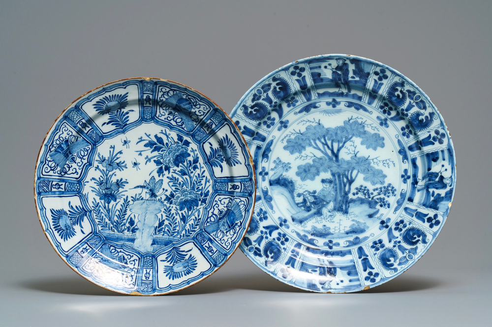 Deux plats en fa&iuml;ence de Delft en bleu et blanc &agrave; d&eacute;cor de chinoiserie, 17/18&egrave;me