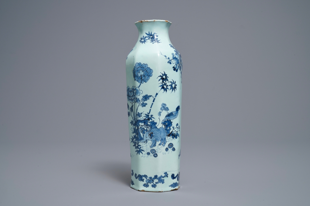 Een octagonale blauw-witte Delftse chinoiserie vaas met een olifant, laatste kwart 17e eeuw