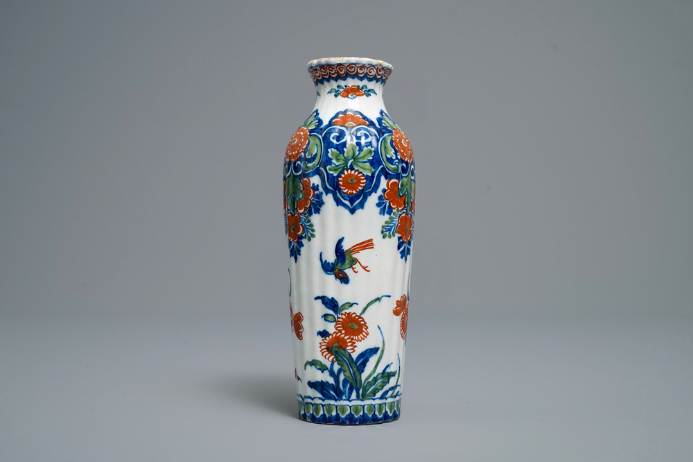 Un vase de forme rouleau en fa&iuml;ence de Delft en palette cachemire, d&eacute;but du 18&egrave;me