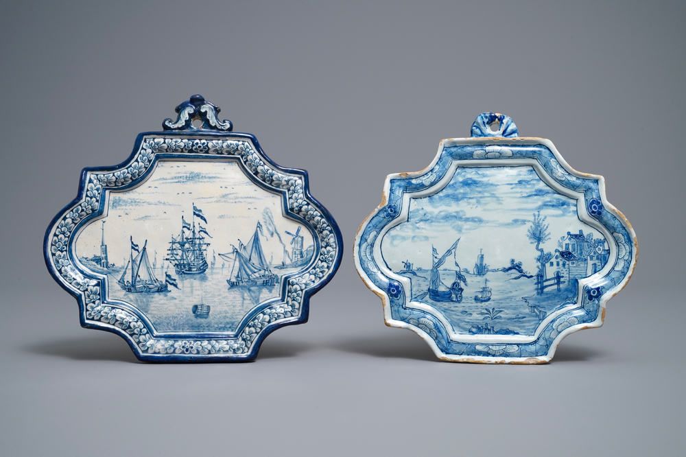 Twee blauw-witte Delftse plaquettes met maritiem decor, 18e eeuw